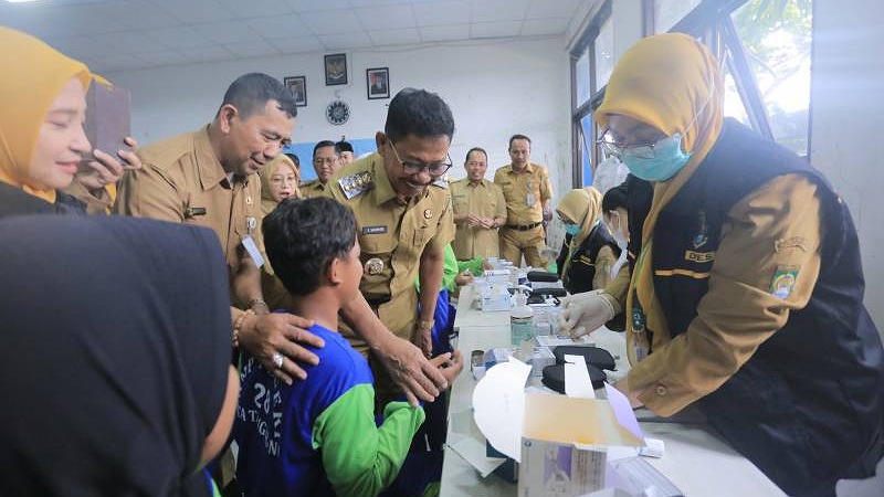 Wali Kota Tangerang H. Sachrudin saat memantau Cek Kesehatan Gratis (CKG) untuk anak sekolah untuk 860 siswa SMP Negeri 28 Kota Tangerang. - Pemkot Tangerang -