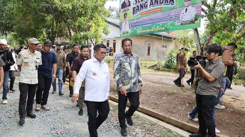 Andra Soni Tinjau Jalan Bang Andra di Lebak: Jaga Bareng, Biar Awet! Gubernur Banten Andra Soni saat meninjau Jalan desa Program Bang Andra di Lebak. - Biro Adpimpro Banten -