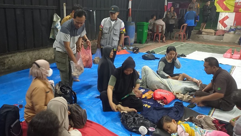 Banjir! Dinsos Kota Tangerang Didistribusikan Ribuan Nasbung ke Titik Terdampak Dinsos Kota Tangerang bergerak cepat menyalurkan bantuan logistik darurat bagi warga korban banjir di sejumlah wilayah, mulai Selasa (12/8) malam hingga Rabu (13/8) pagi. - Pemkot Tangerang -