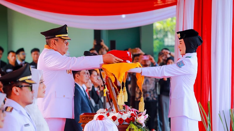 Wali Kota Tangsel Benyamin Davnie saat menyerahkan bendera Merah Putih di peringatan HUT RI ke 80 - Dok Pemkot Tangsel -