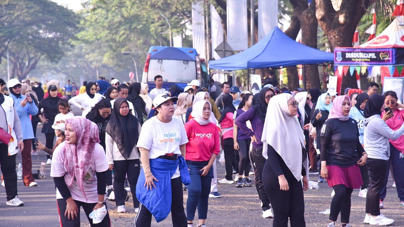 Bikin Bahagia! CFD BSD Diserbu Warga, Olahraga dan Ajang Rekreasi! Warga antusias ikuti CFD di Jalan Pahlawan Seribu, BSD, Serpong, Minggu pagi (3/8/2025). - Pemkot Tangsel