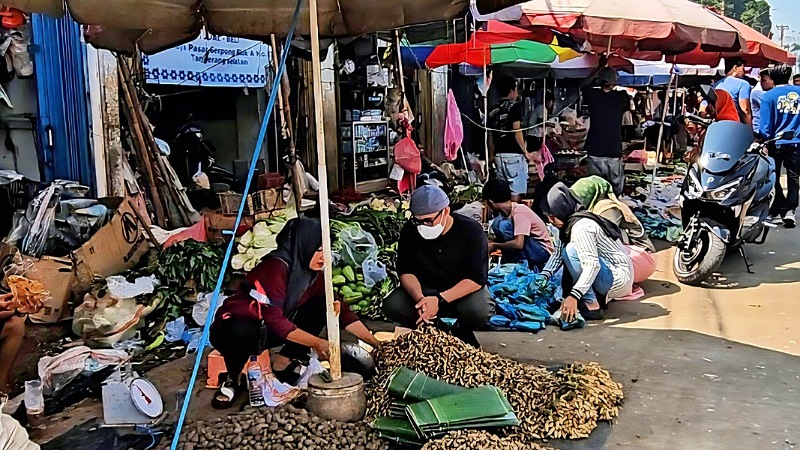 Blusukan ke Pasar! Pilar Serap Aspirasi dan Pastikan Penataan Pasar Serpong Wakil Wali Kota Tangsel Pilar Saga Ichsan saat menyerap aspirasi pedagang di Pasar Serpong. - Istimewa/RMN -