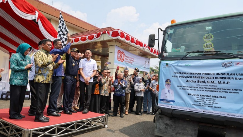 Gubernur Banten Andra Soni saat melepas ekspor Emping Melinjo dari di UPTD Pengujian Sertifikasi Mutu Barang, Cipocok Jaya. - Biro Adpimpro Banten -