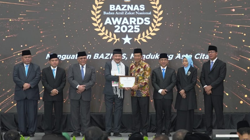 Gubernur Banten Andra Soni meraih Baznas Award 2025 kategori Kepala Daerah Pendukung Gerakan Zakat Nasional.  Biro Adpimpro Banten -