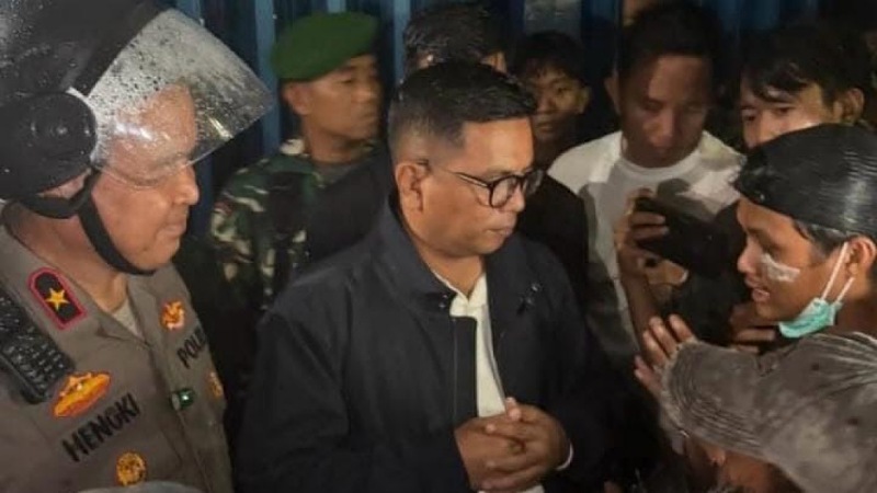 Gubernur Banten Andra Soni saat turun menemui masa demo di Kota Serang - Biro Adpimpro Banten -