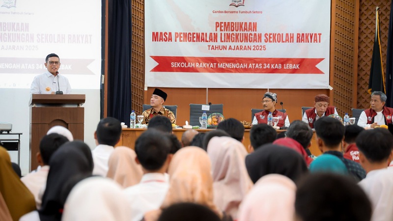 Gubernur Banten Andra Soni saat menghadiri Pembukaan Masa Pengenalan Lingkungan Sekolah Rakyat (MPLSR) Sekolah Rakyat Menengah Atas (SRMA) 34 Kabupaten Lebak - Biro Adpimpro Banten -