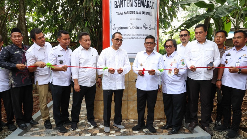 Gubernur Banten Andra Soni saat menghadiri program pendistribusian Renovasi RTLH dan Instalasi Air Bersih di Desa Sindang Panon, Kecamatan Sindang Jaya, Kabupaten Tangerang, Rabu (6/8/2025). - Biro Adpimpro Banten -