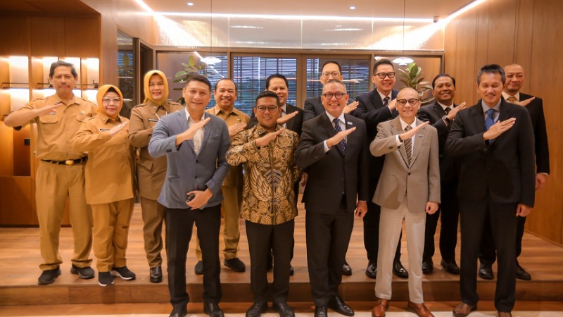 Gubernur Banten Temui Dirut InJourney Airports Bahas Sinergi Soekarno-Hatta Gubernur Banten Andra Soni mengunjungi Gedung InJourney Airports Center, kawasan Bandara Soekarno-Hatta, Senin (4/8/2025), bahas kolaborasi strategis - Biro Adpimpro Banten -