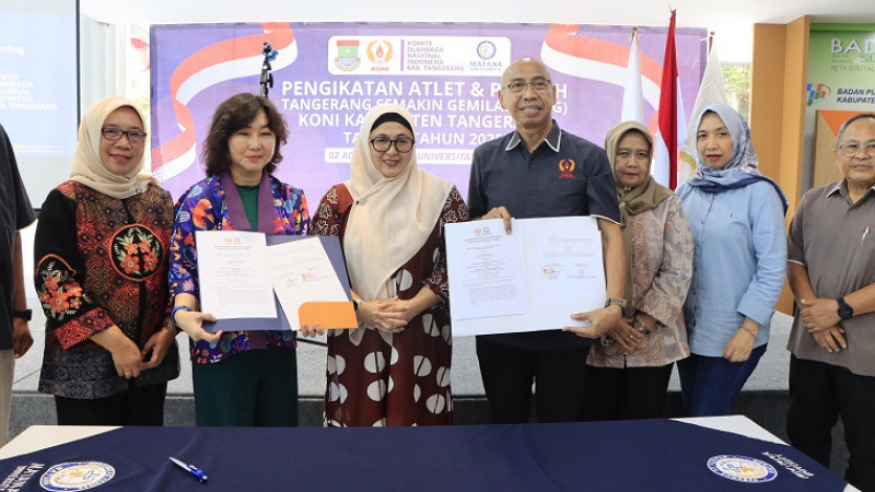 Kabupaten Tangerang Cetak Juara Sejati Lewat MoU Atlet-Kampus Wakil Bupati Intan Nurul Hikmah menyaksikan penandatanganan Nota Kesepahaman (MoU) antara Universitas Matana dan KONI Kabupaten Tangerang, Sabtu (2/8/2025), di Aula Kampus Matana Gading Serpong, Kecamatan Kelapa Dua. - Prokopim Tangerang -