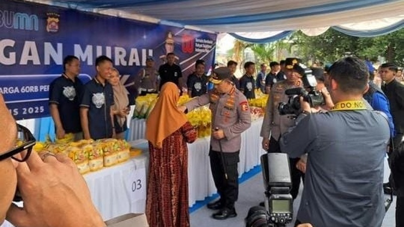 Kapolri Jenderal Listyo Sigit Prabowo meninjau langsung pelaksanaan Gerakan Pangan Murah (GPM) yang digelar Polda Banten di Halaman Mapolda Banten, Kota Serang, Selasa (12/8/2025). - Divisi Humas Polri -
