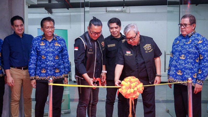 Kementerian UMKM resmi menjalin kemitraan strategis dengan Harley Davidson Club Indonesia (HDCI) untuk mengampanyekan dan memasarkan produk-produk lokal buatan pengusaha UKM otomotif. - Humas UMKM -