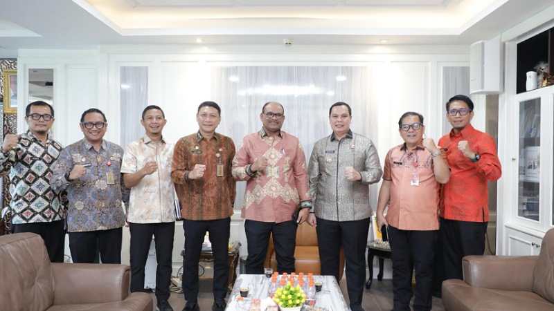 ekretaris Daerah (Sekda) Provinsi Banten Deden Apriandhi Hartawan dan Wali Kota Serang Budi Rustandi konsultasi ke Kemendagri, pertegas status Kota Serang sebagai Ibu Kota Banten, Kamis (31/7) - Biro Adpimpro Banten -