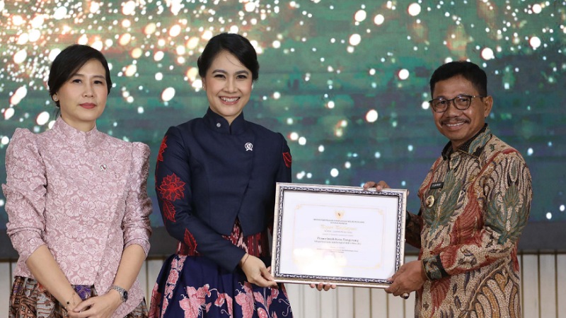 Kota Tangerang Prestasi! Kota Layak Anak Level Nindya, Wali Kota Sachrudin Sorak Sorai Wakil Menteri BKKBN RI, Ratu Isyana Bagoes Oka, menyerahkan penghargaan Kota Layak Anak (KLA) Peringkat Nindya Tahun 2025 kepada Wali Kota Tangerang, H. Sachrudin - Pemkot Tangerang -