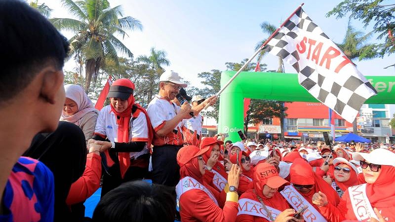 Langkah Sehat Sambut Merdeka! Sachrudin: Kebahagiaan Dimulai dari Hal Sederhana Wal Kota Tangerang Sachrudin mengikuti Gerak Jalan Santai bersama warga di Kecamatan Pinang - Dok Pemkot Tangerang -