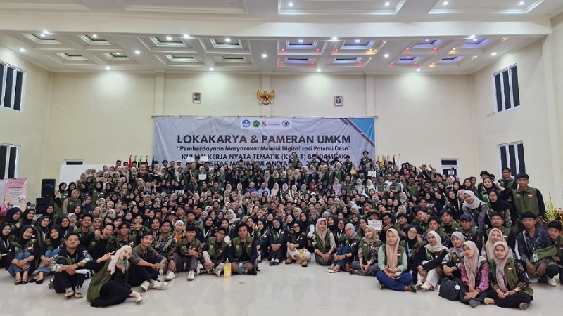 Ribuan mahasiswa Universitas Mathla’ul Anwar (UNMA) Banten menggelar Lokakarya KKN Tematik 2025 - Foto: Asep/RMN -