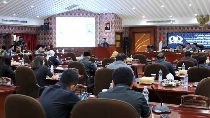 Maryono: Pelayanan Publik Prioritas, APBD-P Didesain untuk Efisiensi & Kesejahteraan Wakil Wali Kota Tangerang, H. Maryono Hasan membacakan jawaban atas pandangan umum fraksi-fraksi DPRD terkait Raperda APBD-P Tahun Anggaran 2025. - Pemkot Tangerang -