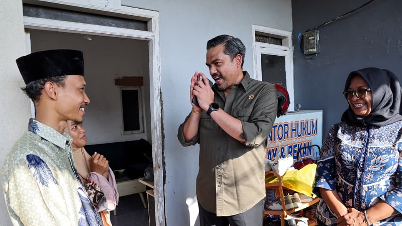 Menteri Maman: Program 3 Juta Rumah Jadi Mesin Pertumbuhan UMKM! Menteri UMKM Maman Abdurahman saat menyambangi warga di Perumahan Griya Srimahi Indah, Kabupaten Bekasi, Rabu (27/8). - Humas Kemen UMKM -