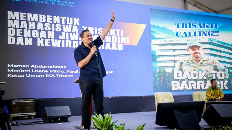 Menteri UMKM Dorong Mahasiswa Trisakti Jadi Pencipta Peluang Baru Menteri UMKM Maman Abdurrahman saat memberikan kuliah umum PKKMB di Kampus Universitas Trisakti, Jakarta, Senin (25/8). - Humas Kemen UMKM -