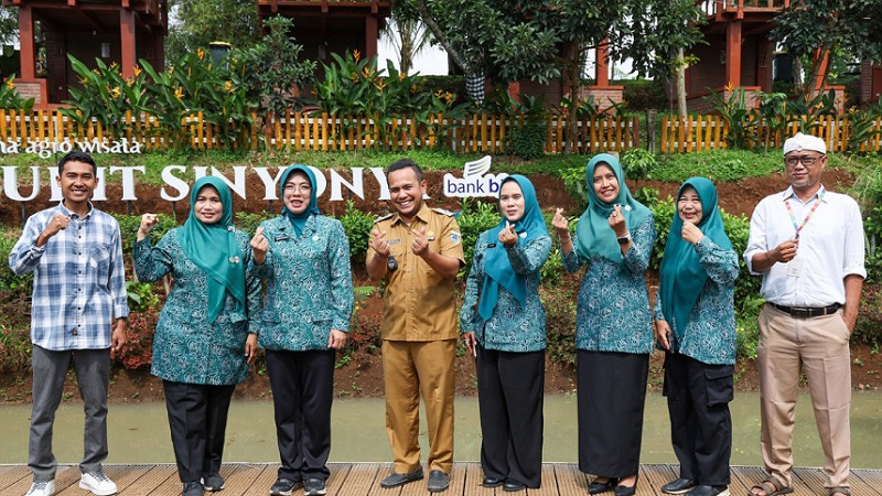 Panas! Ketua TP PKK Banten 'Ngagondang' di Agrowisata Pandeglang, Ini Pesonanya Ketua TP PKK Provinsi Banten, Tinawati Andra Soni mengunjungi Agrowisata Bukit Sinyonya di Desa Bandung, Kecamatan Banjar, Kabupaten Pandeglang, Senin (25/8/2025). - Biro Adpimpro Banten -