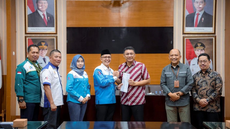 Pemprov Banten Tampung Aspirasi Serikat Buruh, Ditindaklanjuti Sesuai Kewenangan! Sekretaris Daerah (Sekda) Banten, Deden Apriandhi H, saat menerima perwakilan buruh di Aula Setda Provinsi Banten, KP3B Curug, Kota Serang, Kamis (28/8/2025). - Biro Adpimpro Banten -