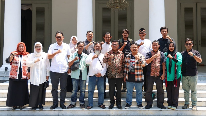Gubernur Banten Andra Soni saat saat menerima kunjungan Panitia Festival Teater Banten ke-3 di Gedung Negara Provinsi Banten, Kota Serang, Jumat (29/8/2025). - Biro Adpimpro Banten -