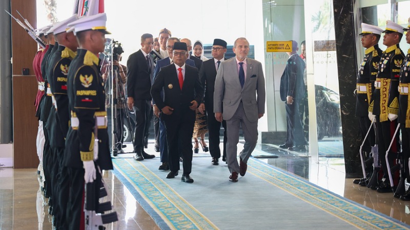 Presiden Peru Disambut Tarian Adat Banten di Bandara Soetta, Ini Agendanya! Gubernur Banten Andra Soni menyambut tamu kenegaraan Presiden Republik Peru, Dina Ercilia Boluarte Zegarra, tiba di Terminal 3 VVIP Bandara Internasional Soekarno-Hatta, Cengkareng, Kota Tangerang, Minggu (10/8/2025) sore. - Biro Adpimpro Banten -