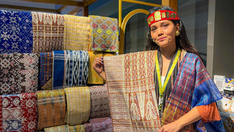 Saree Ulos dan Batik Organik - Humas Kementerian UMKM -