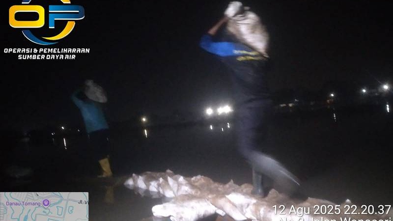 Petugas dari DPUPR Kota Tangerang bersiaga antisipasi banjir akibat hujan deras - Pemkot Tangerang -