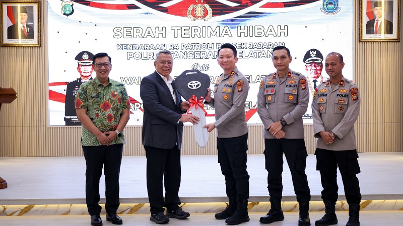 Wali Kota Tangsel, Benyamin Davnie secara simbolik menyerahkan kunci mobil kepada Kapolres Tangsel, AKBP Victor Inkiriwang. - Pemkot Tangsel -