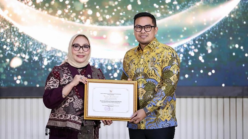 Menteri PPPA, Arifah Fauzi menyerahkan penghargaan Kategori Utama dalam penghargaan Kota Layak Anak (KLA) 2025. - Amrin/RMN -