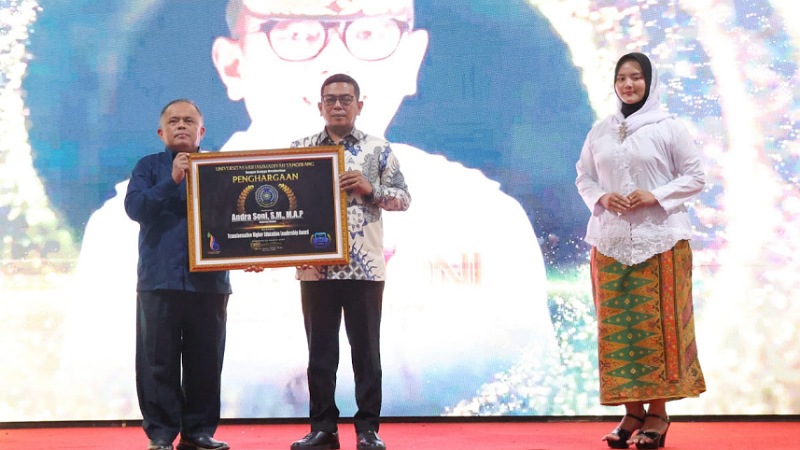 Gubernur Banten Andra Soni menerima Penghargaan UMT Award kategori Transformation Higher Education Leadership 
 Award. - Biro Adpimpro Banten -