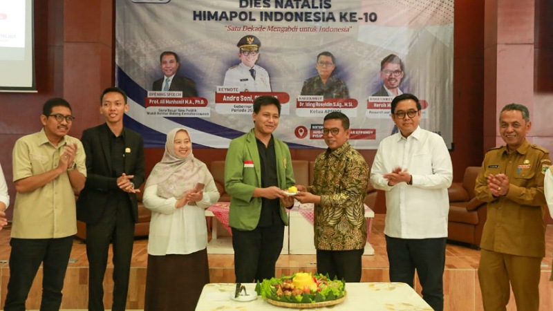 Gubenrur Banten ANdra Soni saat menghadiri Dies Natalis 1 Dekade Himpunan Mahasiswa Ilmu Politik (Himapol) Indonesia di Aula FISIP UIN Syarif Hidayatullah, Ciputat, Senin (4/8/2025). - Biro Adpimpro Banten -