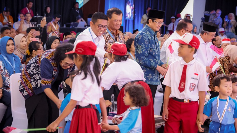 Gubernur Banten Andra Soni saat Penyerahan Kado HUT RI dari Presiden untuk Guru di Plaza Insan Berprestasi, Gedung A Lt. 1 Kementerian Pendidikan Dasar dan Menengah RI, Jalan Jenderal Sudirman, Senayan, Jakarta, Rabu (6/8/2025). - Bidapimpro Banten -