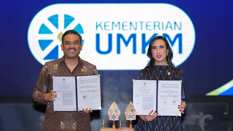 Menteri UMKM Maman Abdurrahman menandatangani Nota Kesepahaman (MoU) dengan Menteri Pariwisata Widiyanti Putri Wardhana terkait sinkronisasi dan dukungan kebijakan program pengembangan pariwisata dan UMKM, di Jakarta, Rabu (13/8). - Humas UMKM -