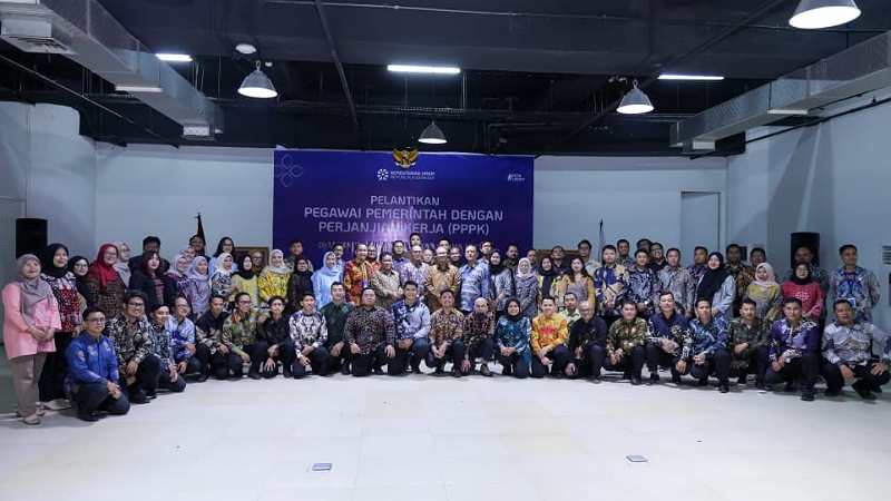 Sebanyak 70 PPPK resmi dilantik dan diambil sumpah jabatannya oleh Sekretaris Kementerian UMKM Arif Rahman Hakim di Smesco Labo, Jakarta Selatan, Senin (29/9/2025). - Humas Kemen UMKM -