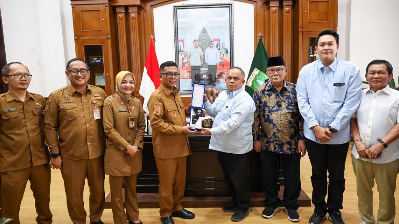 Gubernur Banten Andra Soni saat menerima kunjungan Rektor Universitas Muhammadiyah Tangerang (UMT) Desri Arwen di ruang kerjanya di KP3B, Curug, Kota Serang, Senin (22/9/2025). - Biro Adpimpro Banten -