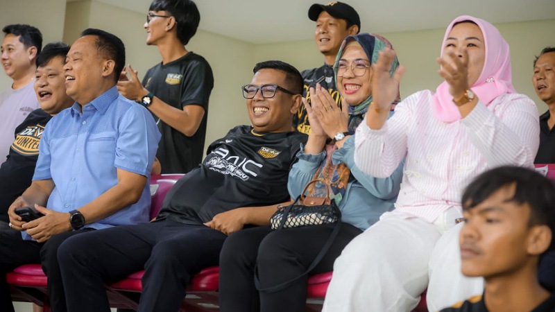Gubernur Banten Andra Soni dan istri nonton bareng pertandingan Dewa United Vs Persebaya - Biro Adpimpro Banten -