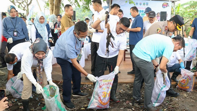 Gubernur Banten Andra Soni bersama Menteri Lingkungan Hidup RI Hanif Faisol Nurofiq, Bupati Serang Ratu Rachmatuzakiyah, serta masyarakat melaksanakan aksi bersih-bersih sampah dalam rangka World Clean Up Day (WCD) Indonesia 2025 - Biro Adpimpro Banten -