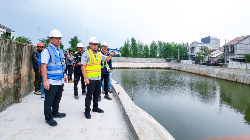 Wakil Wali Kota Tangsel, Pilar Saga Ichsan, meninjau langsung proyek pembangunan tandon di PBI pada Kamis (25/9/2025).  - Amrin/RMN -