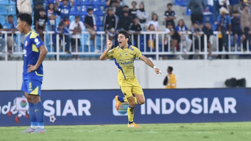 Bek Persib Barba merayakan gol kemenangan Persib atas Arema di Kanjuruhan - Foto: Persib.co.id -