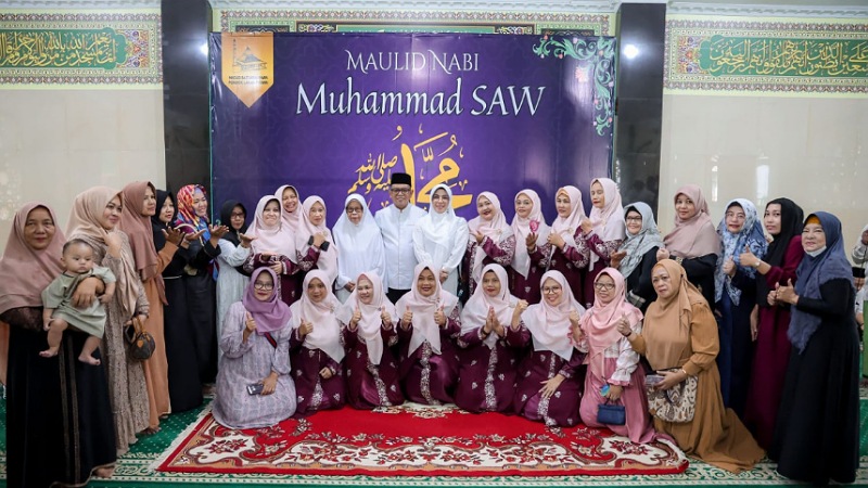 Gubernur Banten Dorong Siskamling Aktif Lagi demi Keamanan Lingkungan Gubernur Andra Soni saat menghadiri peringatan Maulid Nabi Muhammad SAW di Masjid Baiturrahman, Kompleks Pondok Lakah Permai, Paninggilan, Kota Tangerang, Minggu (21/9/2025). - Biro Adpimpro Banten -