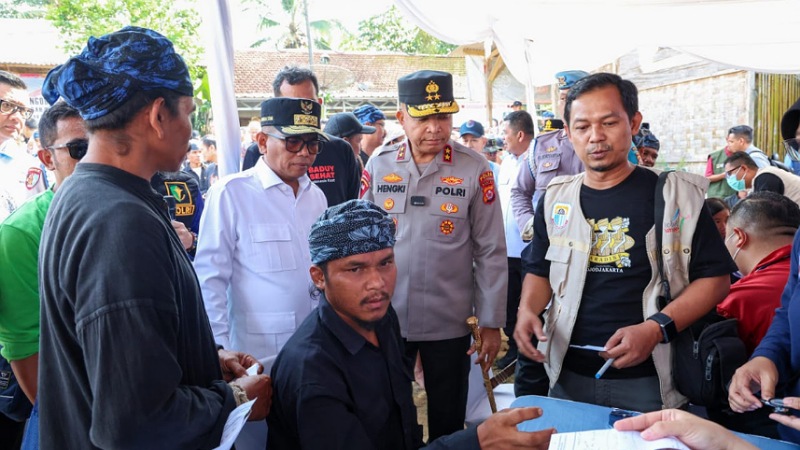 Gubernur Banten Andra Soni bersama Kapolda Banten Irjen Hengki dan Ketua DPRD Banten Fahmi Hakim saat mengunjungi Kampung Cikeusik, Desa Kanekes, Sabtu (27/9/2025) - Biro Adpimpro Banten -