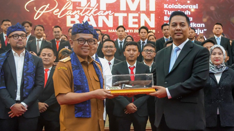 Gubernur Banten Andra Soni menerima cenderamata saat elantik pengurus Himpunan Pengusaha Muda Indonesia (HIPMI) Banten periode 2025–2028 di Pendopo Gubernur, KP3B, Curug, Kota Serang, Selasa (30/9/2025). - Biro Adpimpro Banten -