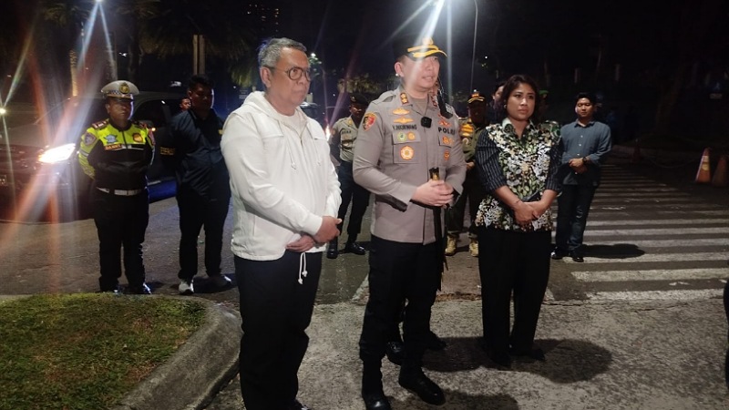 Jaga Keamanan! Benyamin Davnie Pimpin Patroli Besar-Besaran di Tangsel Wali Kota Tangsel Benyamin Davnie bersama Kapolres Kota Tangsel, Dandim 0506 Tangerang, Kejari Tangsel, serta kelompok masyarakat melakukan patroli jaga kemanan di Kota Tangsel - Pemkot Tangsel -