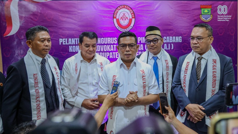 Janji Kampanye! Andra Soni Paparkan Program Sekolah Gratis di Hadapan Advokat Gubernur Banten Andra Soni memberikan keterangan pers Pelantikan Dewan Pengurus Cabang (DPC) Kongres Advokat Indonesia (KAI) Kabupaten Tangerang, Jumat malam (19/9/2025). - Biro Adpimpro Banten