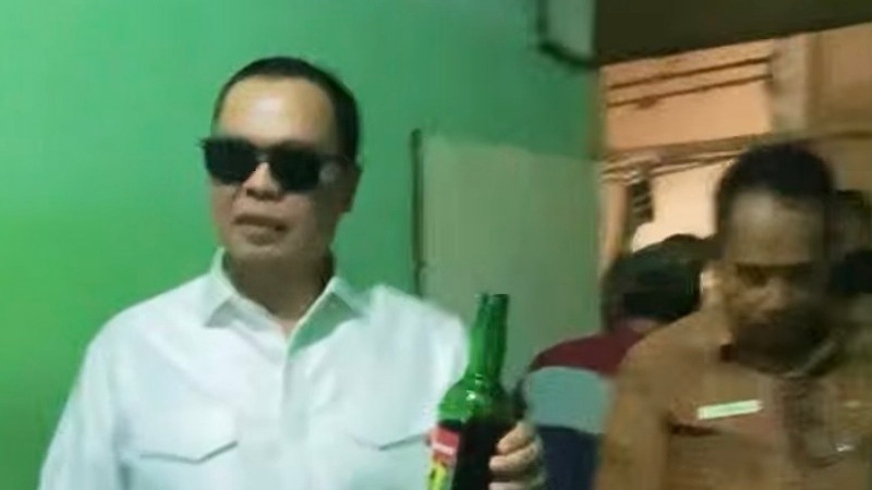 Wali Kota Serang Budi Rustandi menunjukan jenis miras yang ada di Karoke liar di Lantai 2 Pasar Rau - Dok. Pemkot Serang -