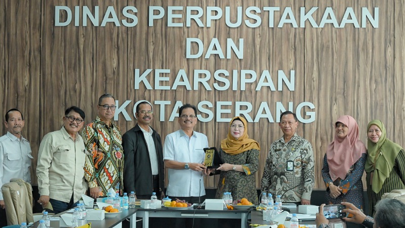 Komisi X DPR RI: Minat Baca di Kota Serang Rendah, Perlu Dukungan Serius untuk Literasi! Wakil Ketua Komisi X DPR RI Himmatul Aliyah bertukar cinderamata dalam Kunjungan Kerja Spesifik Komisi X DPR RI di Perpustakaan Kota Serang, Banten, Rabu (24/9/2025). - Humas DPR -