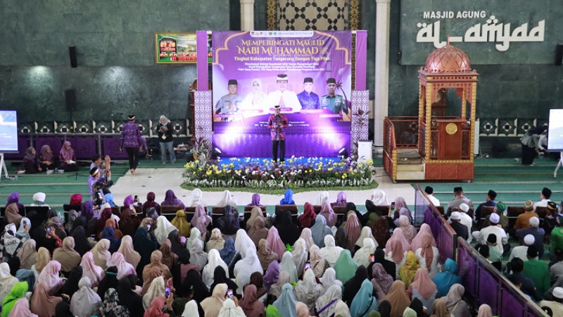 Maulid Nabi Jadi Momentum Perkuat Nilai Spiritual di Kabupaten Tangerang Peringatan Maulid Nabi Muhammad SAW di Masjid Agung Al-Amjad, Kabupaten Tangerang, Kamis (11/9/2025). - Pemkab Tangerang -