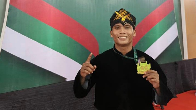 Membanggakan! Pesilat Muda Kota Tangerang Raih Emas di Ajang Internasional Atlet pencak silat muda Kota Tangerang, Faiz Abdiyyan, berhasil meraih medali emas dalam ajang International Moslem Pencak Silat 2025 - Pemkot Tangerang -