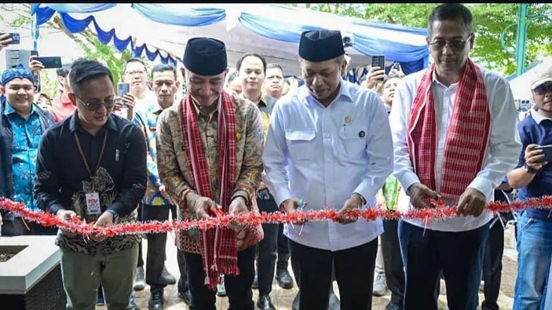 Menkop Dorong Kopdes Merah Putih Girimukti Lebak Jadi Percontohan Nasional Menteri Koperasi Ferry Juliantono didampingi Bupati Lebak Moch. Hasbi Asyidiki Jayabaya menggunting pita tanda peresmian Koperasi Desa Merah Putih Girimukti, Lebak,Jum'at (12/9/2025). - Foto: Prokopim Lebak -